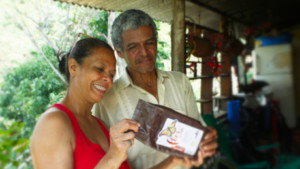 Produzent:innen schauen Kaffeetüte an